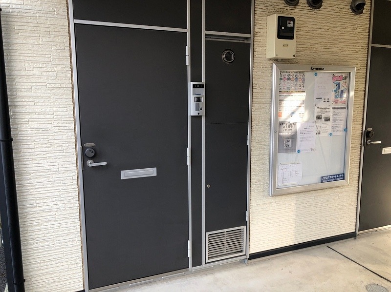 レオパレスストゥーディオ 玄関