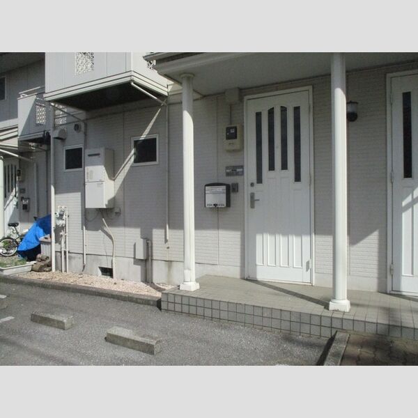 ラヴェニュ　A 玄関