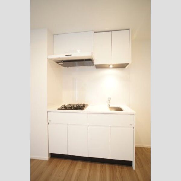 プライムメゾン錦糸町 白を基調とした清潔感のあるキッチンは、上部にも棚収納があります。