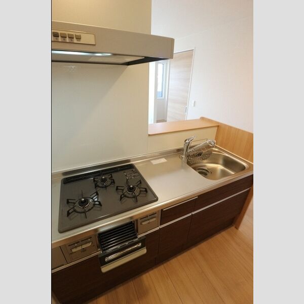 コリーヌ305号室 ガスコンロ3口　グリルも付いてます