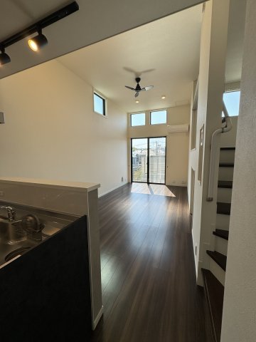 Ｒｉｃｈｅｓｓｅ　Ｙｏｋｏｈａｍａ0103号室 リビング