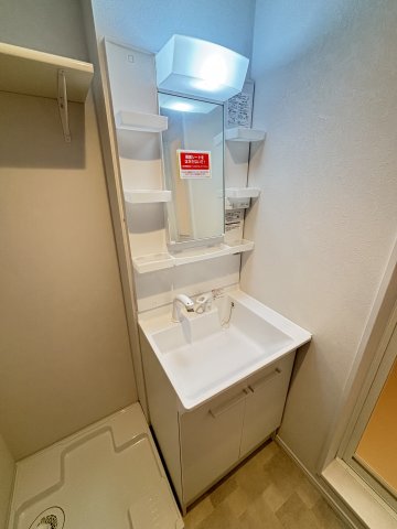 ウィンメゾン薬園台0101号室 ゆったりとスペースのある洗面所