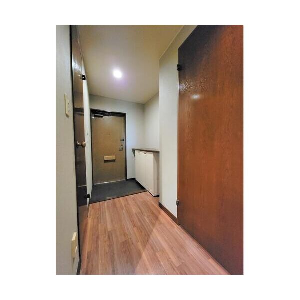 綾東ヴィレッジ弐番館104号室 玄関