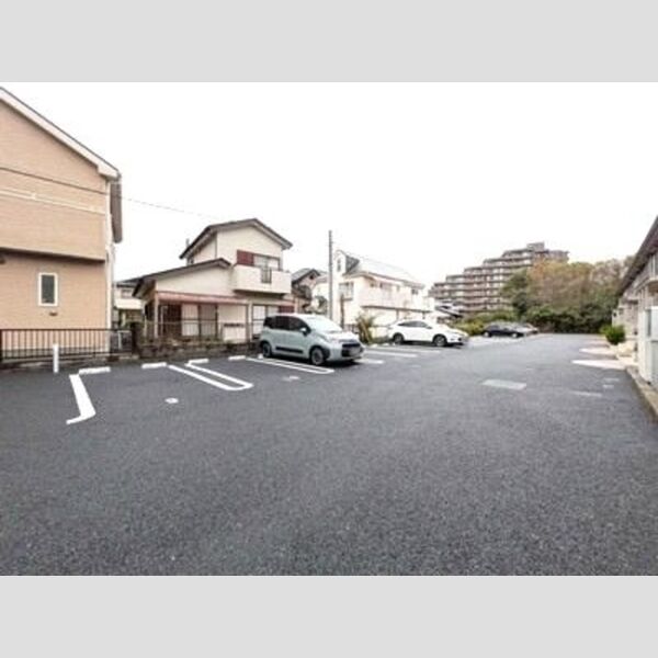 サウスヒルズⅢ210号室 駐車場