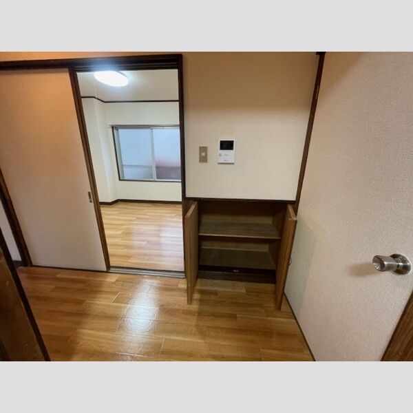 農住メゾン霞101号室 廊下収納