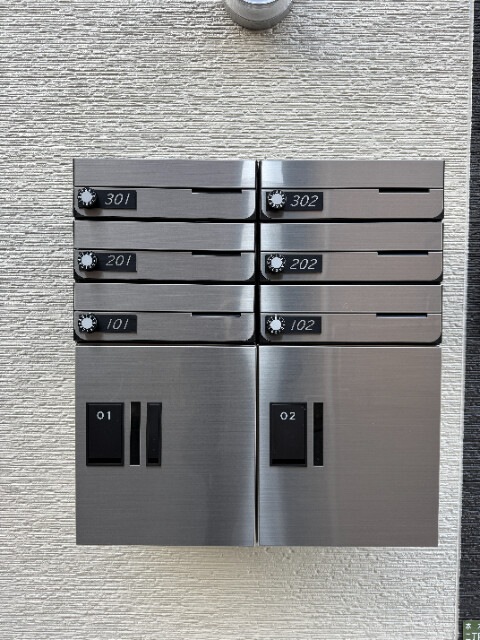 カーサ本木1階 ポストと宅配ボックス