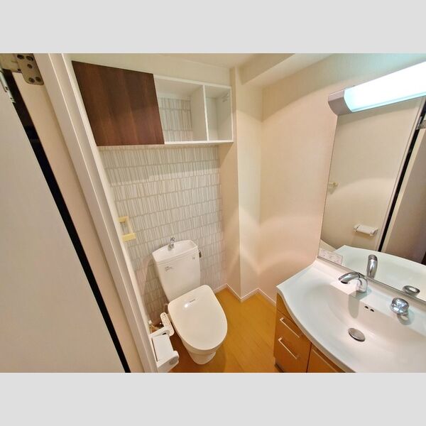 グランヤース・アリヤマ 温水洗浄便座新設♪　一面アクセントクロス施工、おしゃれな棚設置しました!