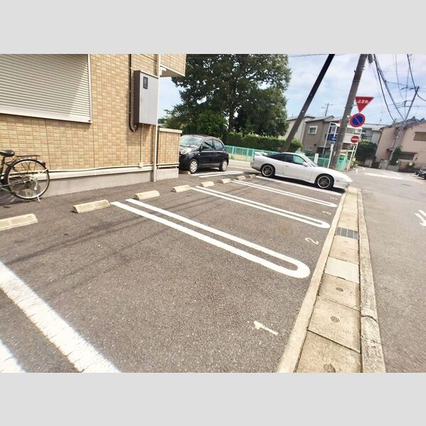 カンパーニュ301号室 駐車場