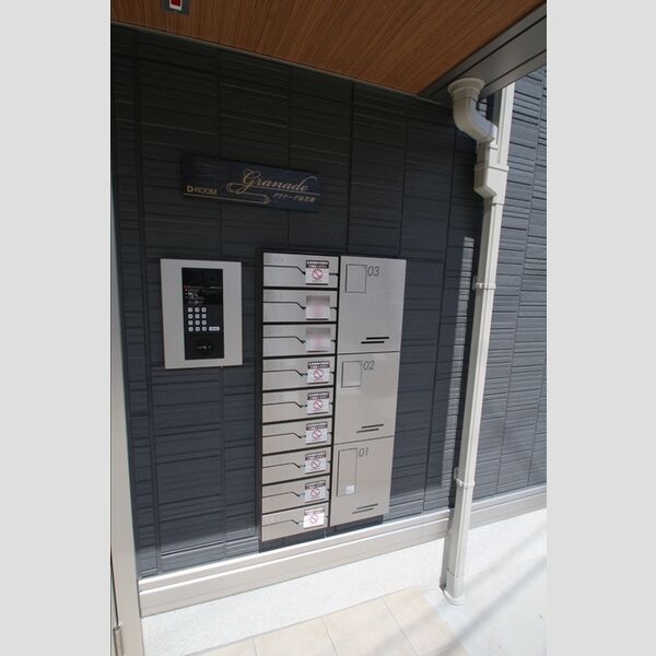 グラナーデ南花畑203号室 エントランス