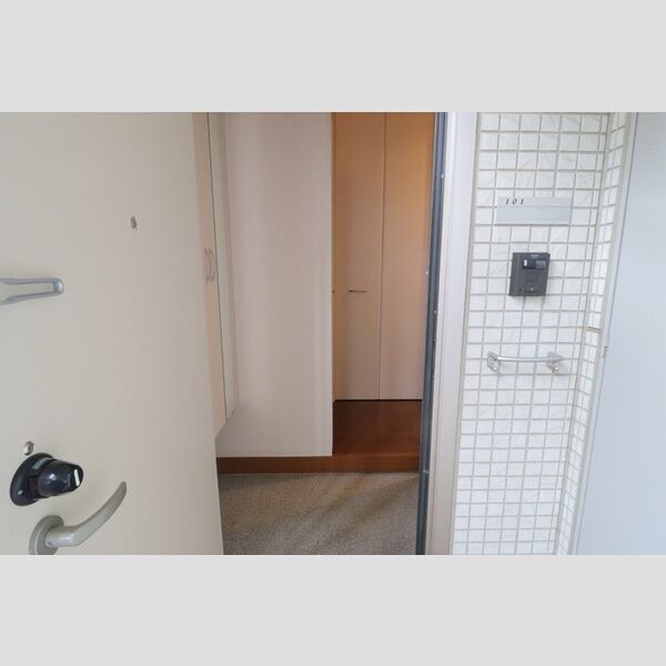 グランディオーソ101号室 玄関