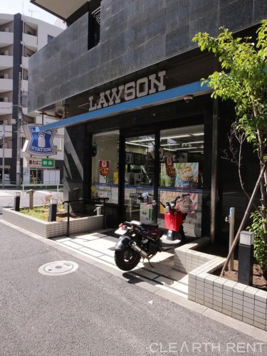 コンシェリア麻布 ＰＬＡＴＩＮＵＭ ＳＱＵＡＲＥ 【コンビニエンスストア】ローソン 三田一丁目店まで436ｍ