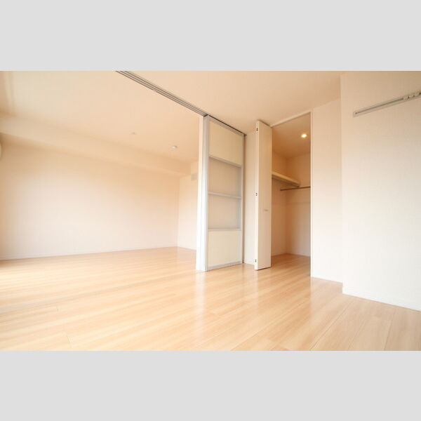 カルデア202号室 南側洋室は陽当たり良好☆