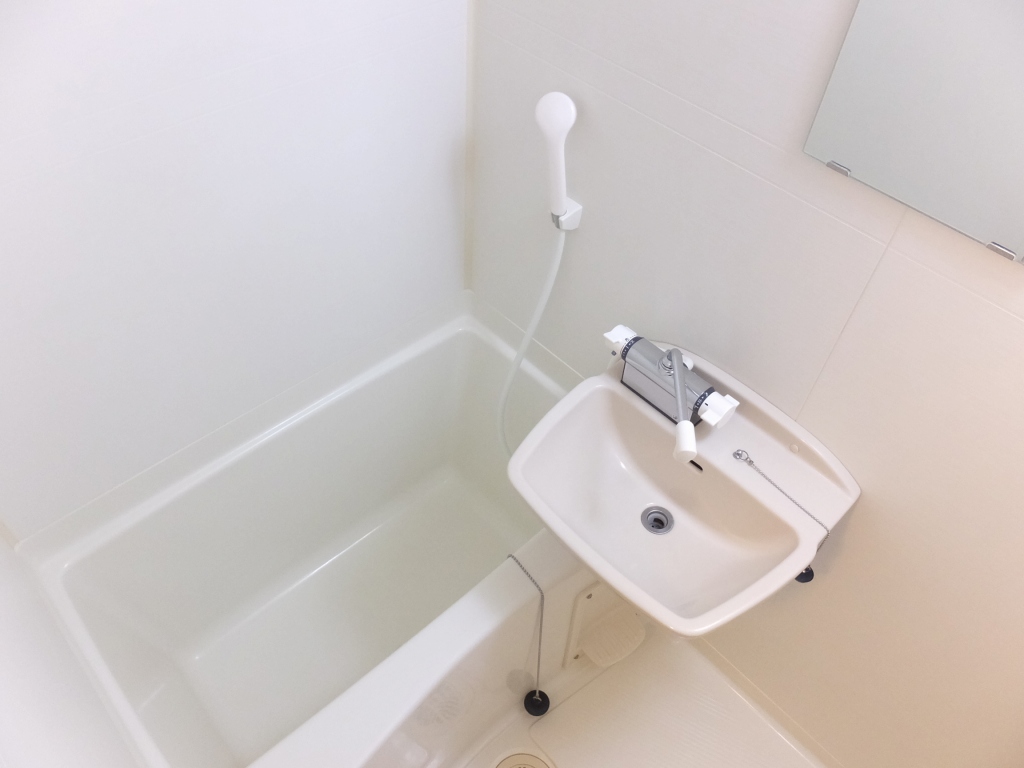 レオパレスＦＵＪＩ 清潔感のある白を基調とした浴室です。