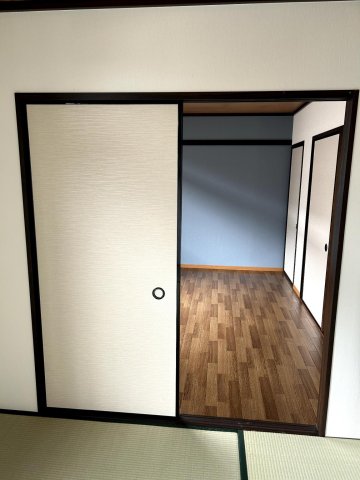 コーポちとせ202号室 和室から6帖洋室を見たところ（襖は取り外しもできます）