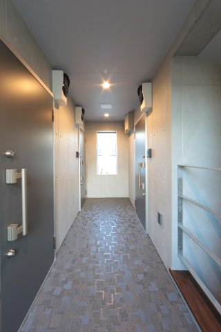 シャトレ生田緑地2F号室 内廊下でセキュリティもバッチリ