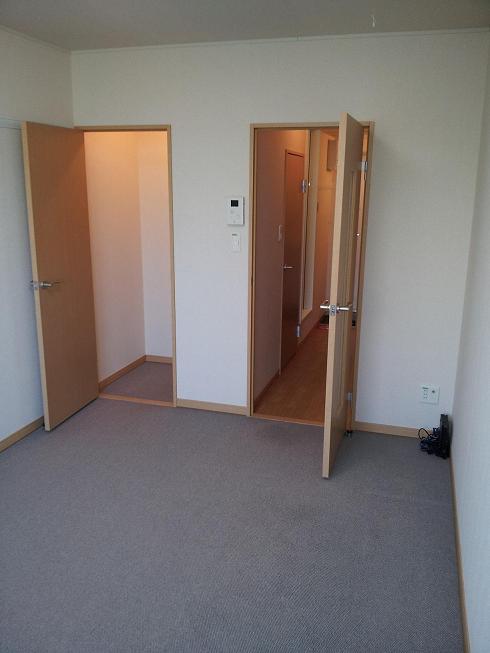 レオパレスサンライズ305号室 寝室