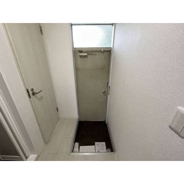 スリーパインズ204号室 玄関