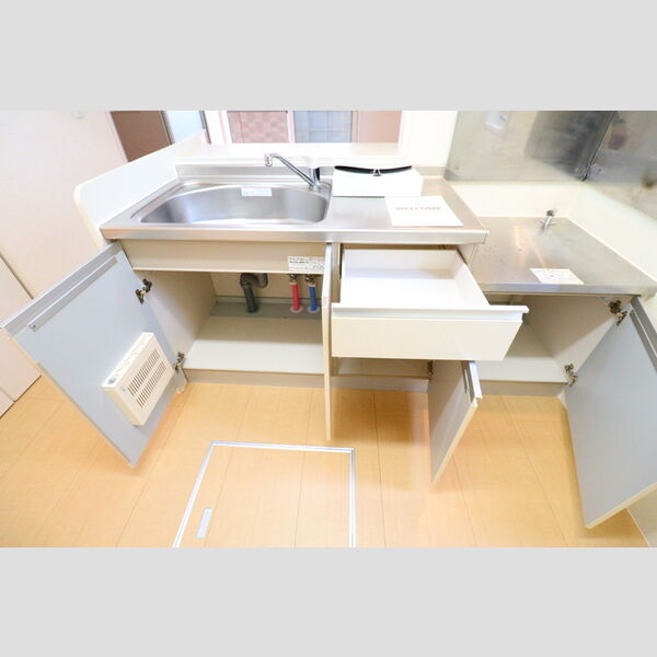 アヴェニール新川崎103号室 キッチン収納