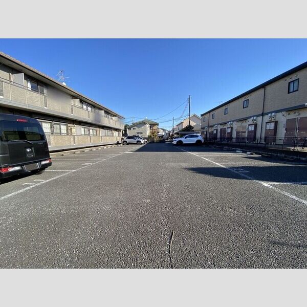 クレスト宇奈根205号室 駐車場