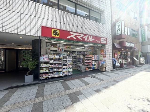 quador三田402号室 ドラッグストアスマイル三田店(ドラッグストア)まで170m