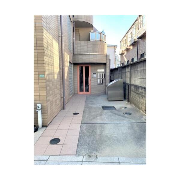 ラルジュ中野 駐車場