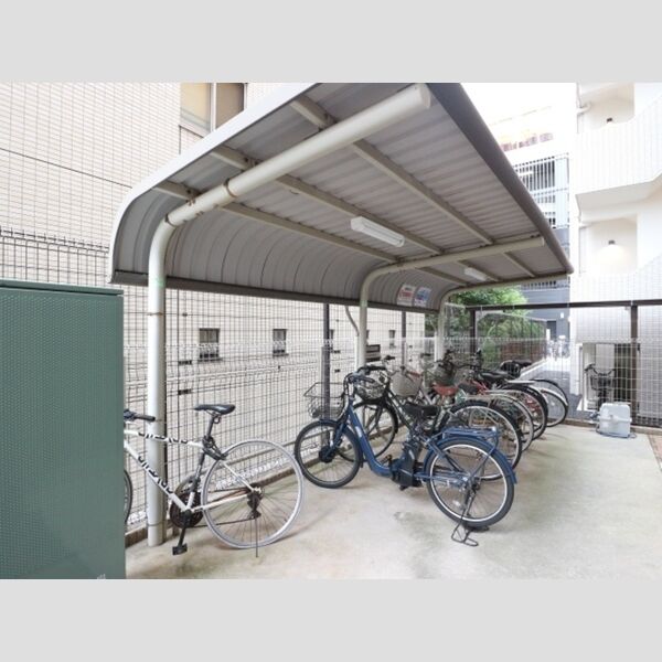 ラティニア 駐輪場