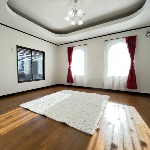 オレンジハウス 1F10帖洋室になります。