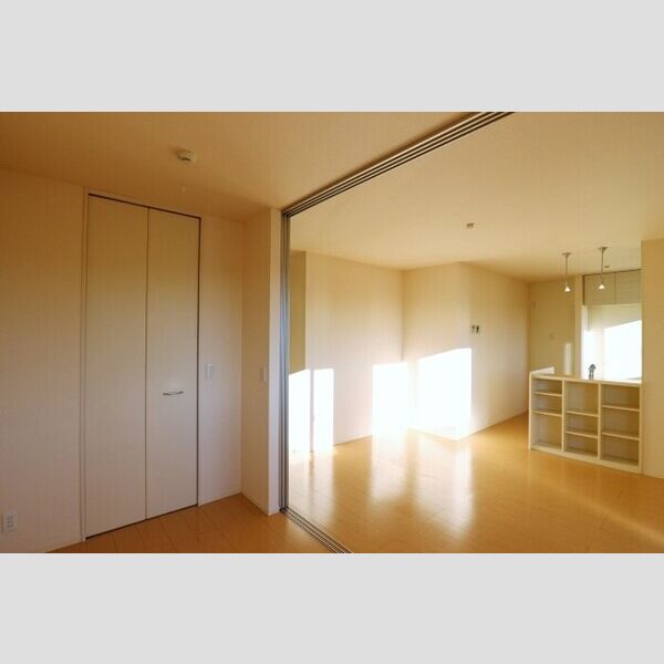 アネーロ・チヨ201号室 洋室からリビング