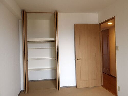 ライオンズマンション千葉グランドタワー20階 クロゼット扉開放時(洋室約6.0畳)　※2025.9撮影