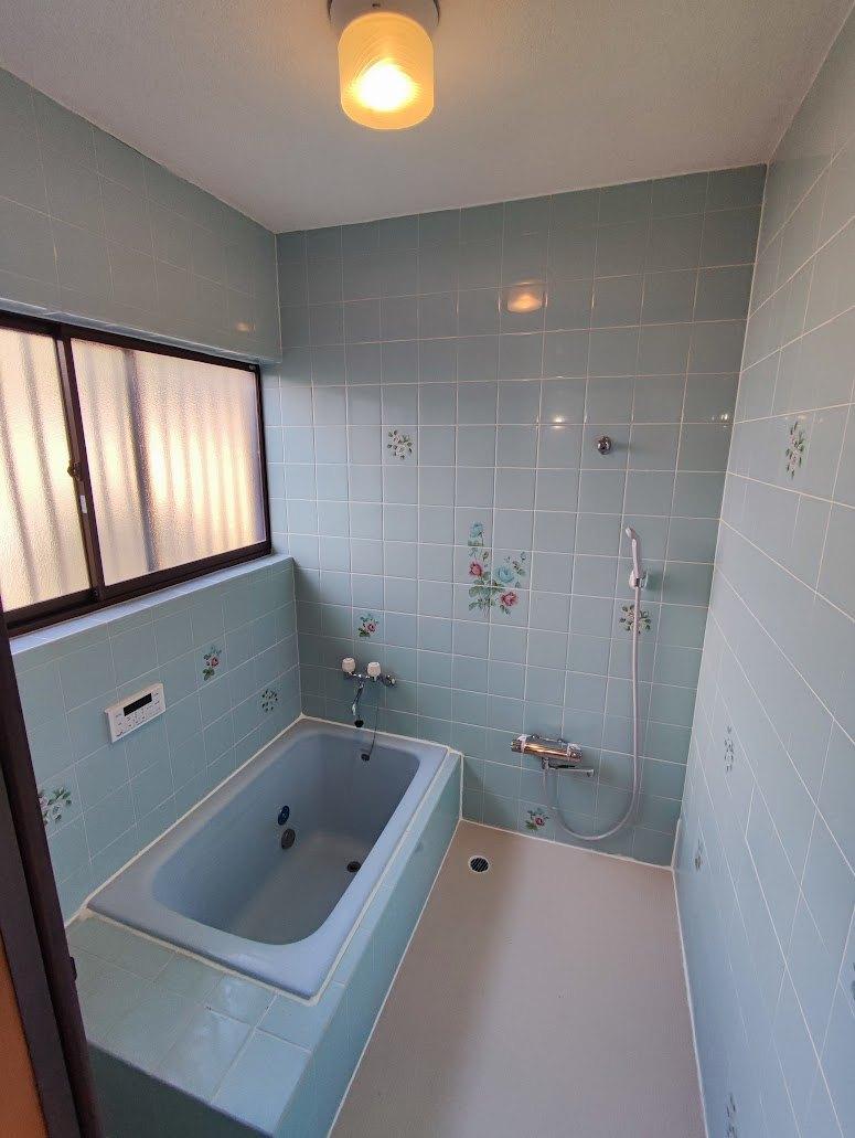 伊勢原石田戸建 きれいで広い風呂。床シートで温かい。新設の追炊き給湯器で綺麗