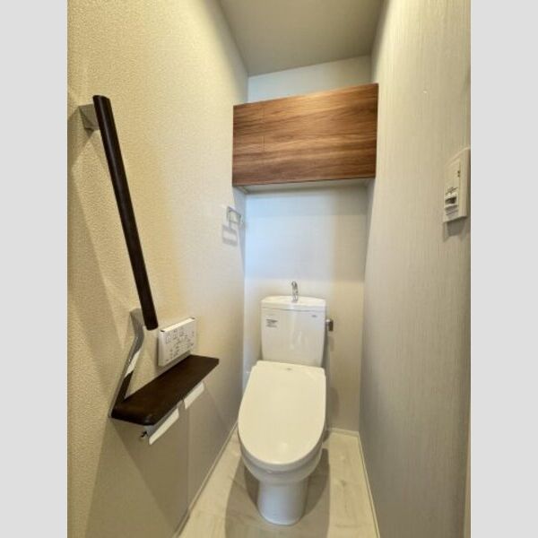 フレジア201号室 トイレ(温水洗浄便座)上部には棚あり♪