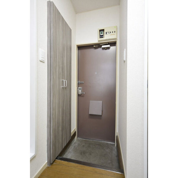 ロイヤルエモンド藤沢0101号室 玄関