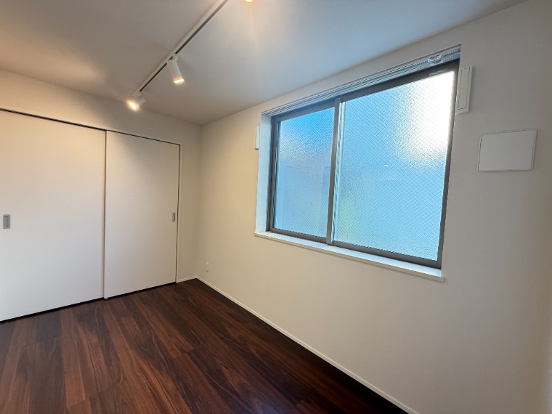 カーサ本木1階 落ち着きのある洋室