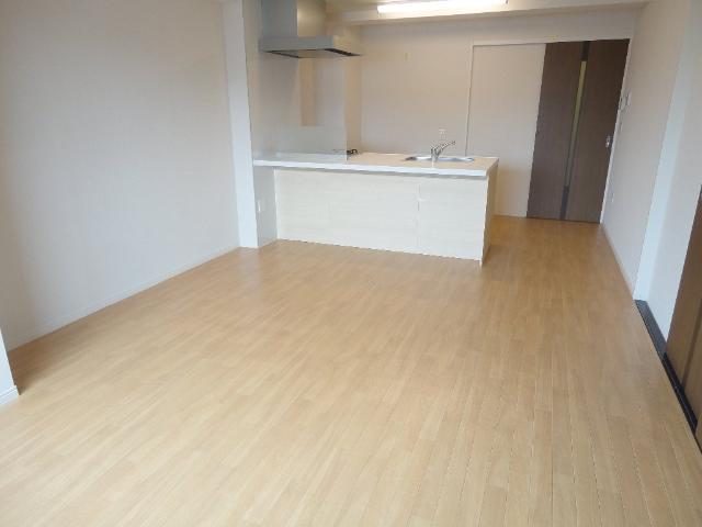 Ｒｏｍａｎｔｉｓ　Ｋａｗａｇｕｃｈｉ（ロマンティス　川口） リビングダイニング