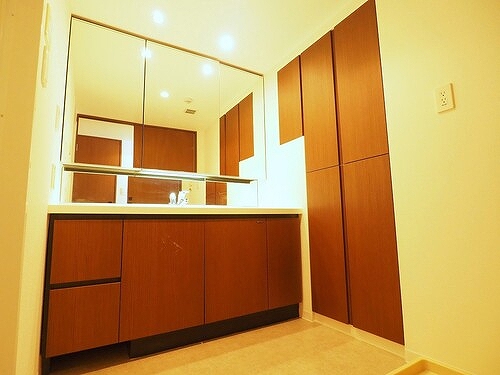 ライオンズ多摩センター　翠彩の杜 収納豊富な三面鏡洗面化粧台