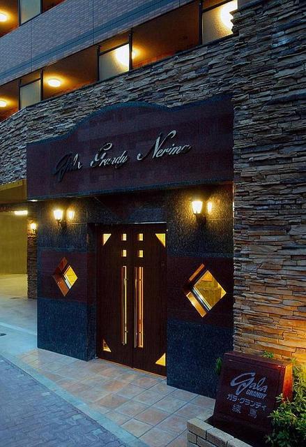 ガラ・グランディ練馬2階 エントランスの壁、床材にもこだわる。