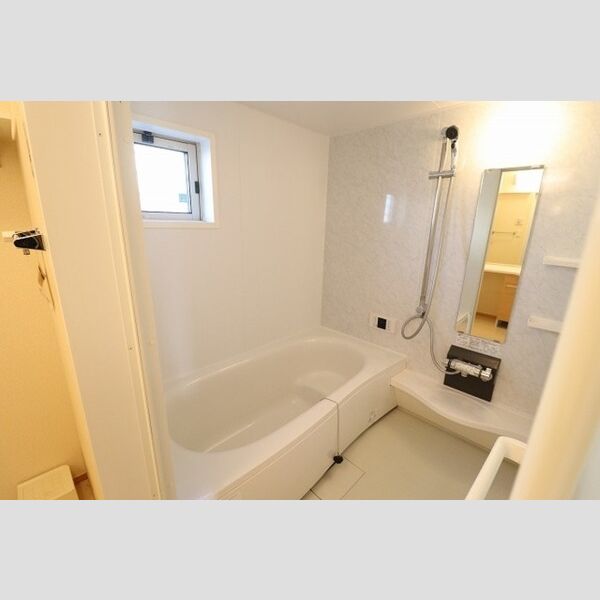 レジデンス　Ⅲ 追い焚き機能付き一坪風呂(窓付き)