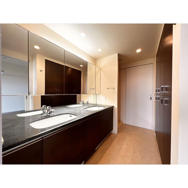 プラウド新浦安 ダブル洗面・収納豊富