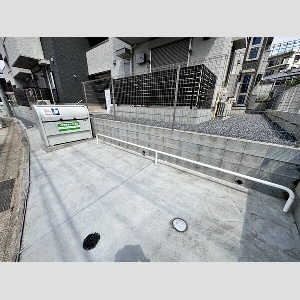 GRAND湘南　B棟102号室 駐輪場　ダストボックス