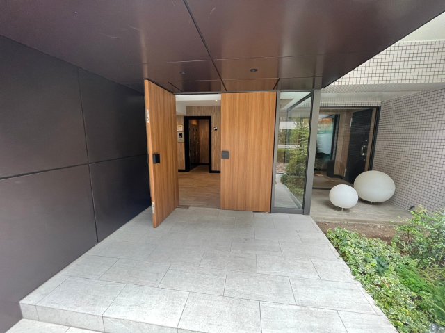 ＫＥＮＺＯ　ＨＡＵＳ　ＥＫＯＤＡ エントランス