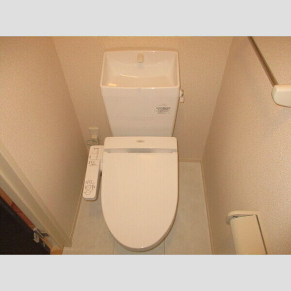 エスポワールⅢ202号室 トイレ　温水洗浄便座