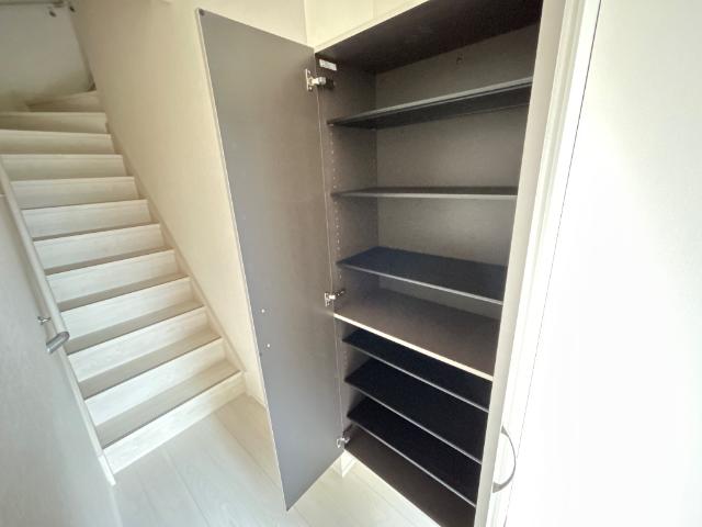 ラ・レーヌ・８０（ｌａ　ｒｅｉｎｅ８０） 下駄箱