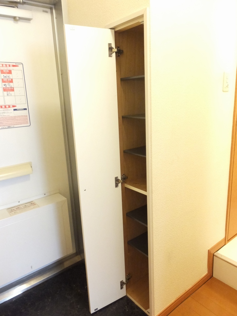 レオパレスエクレール202号室 段差を自由に変更できる靴箱です。