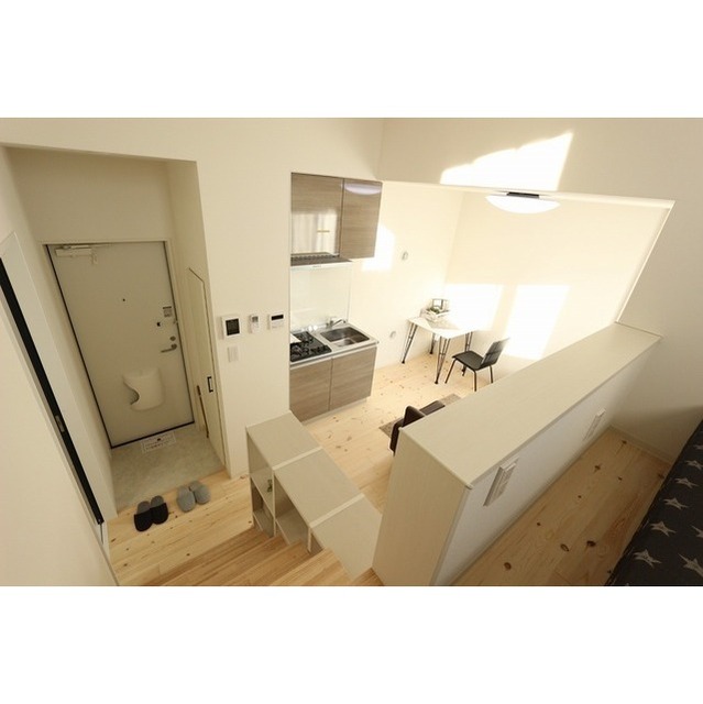 Ｍａｉｓｏｎ　ｄｅ　ｌａ　ｐｌａｇｅ202号室 ロフトより玄関、キッチン