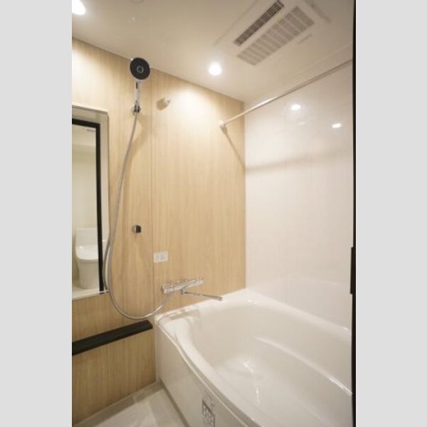プライムメゾン亀戸601号室 木目調のアクセント壁の清潔感ある浴室には、浴室乾燥暖房機が付いています。