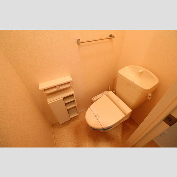 アヴェニール新川崎103号室 トイレ