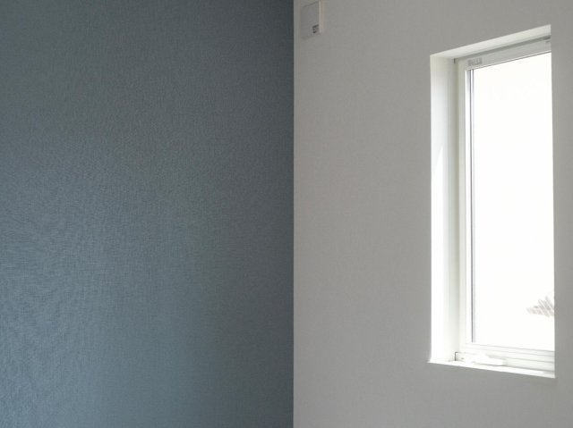 六実ベース302号室 ブルーグレーのアクセントウォール
