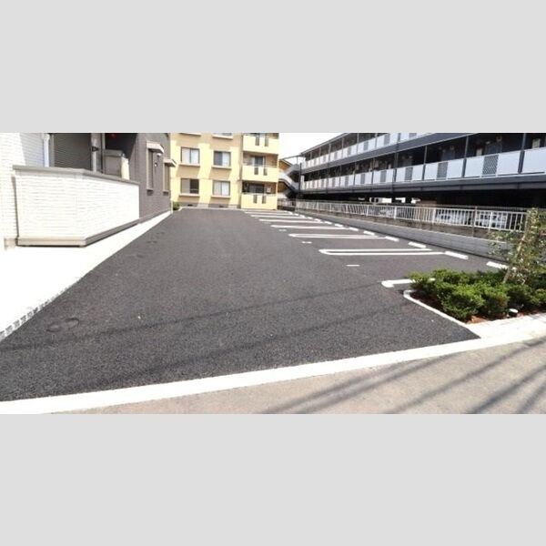 クラルスクア 駐車場