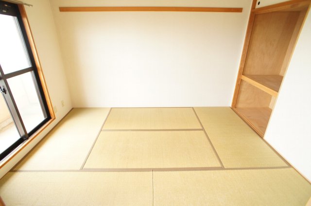 ポポラーレ八千代0104号室 日本らしい落ち着いた雰囲気の和室です