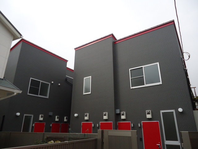 アートヒルズ第５世田谷1階 赤×黒のおしゃれな外観です♪